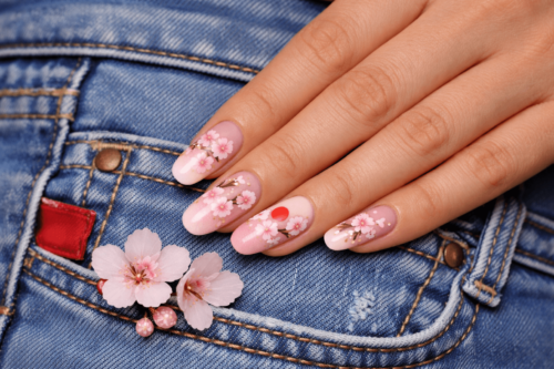 unghie sakura rosate con fiori di ciliegio manicure primaverile